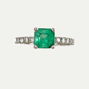 White gold ring with emerald and diamonds