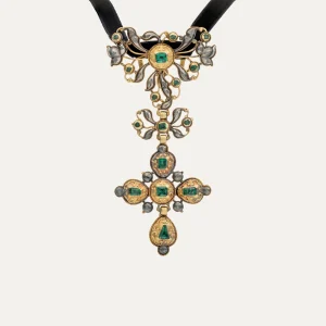 Pendente Cruz em ouro com esmeraldas e diamantes sobre prata, espanhol, séc. XVIII