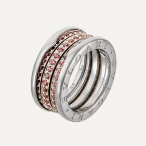 Anel Bvlgari B.zero1 em ouro branco com rodolites rosa em perspetiva