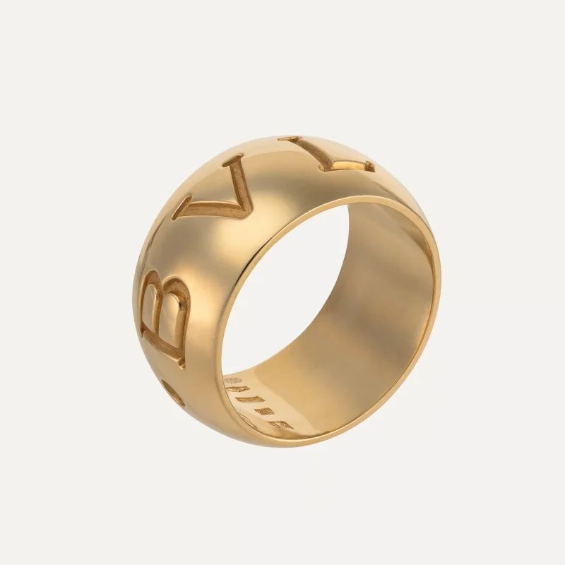 Detail of the Bvlgari Monologo ring in 18k yellow gold with engraved lettering.